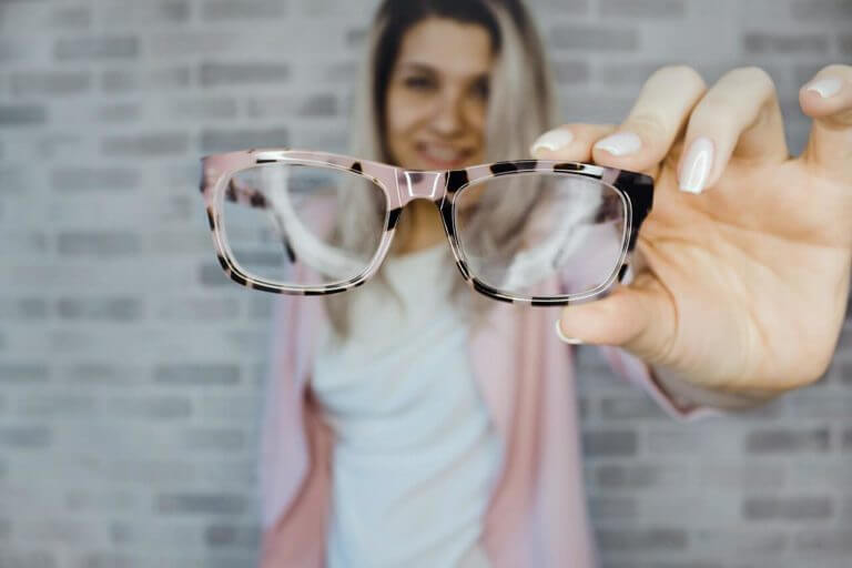 Mujer con unas gafas delante que simula el concepto "mayor visibilidad"